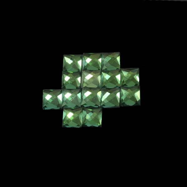 Стразы клеевые квадратные,зеленые,6х6 мм 